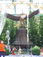 50bellagiogarden2.jpg (60507 bytes)